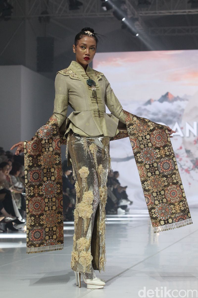 Danny JFW 2026 Model mengenakan busana koleksi Danny di Jakarta Fashion Week 2026 (JFW 2026) di Jakarta, Kamis (30/10/2025).