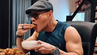 Selain sebagai pembawa acara, Deddy Corbuzier juga dikenal sebagai pegiat kebugaran. Ternyata di sela-sela dietnya ia juga tetap mengonsumsi gorengan lho! Foto: Instagram/mastercorbuzier