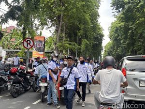 Demo Buruh Bikin Jalan Raya Darmo Padat di Dua Titik, Hati-hati Macet!