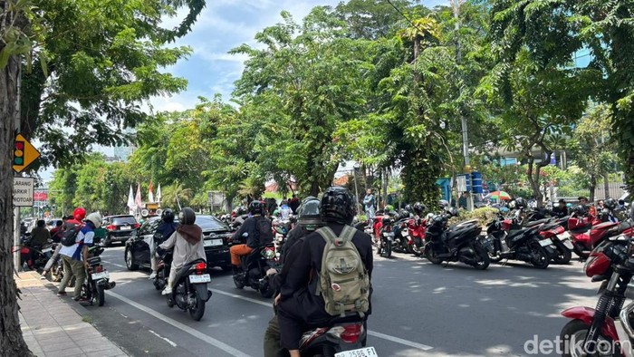 Demo buruh di Surabaya. Demo buruh di Surabaya.