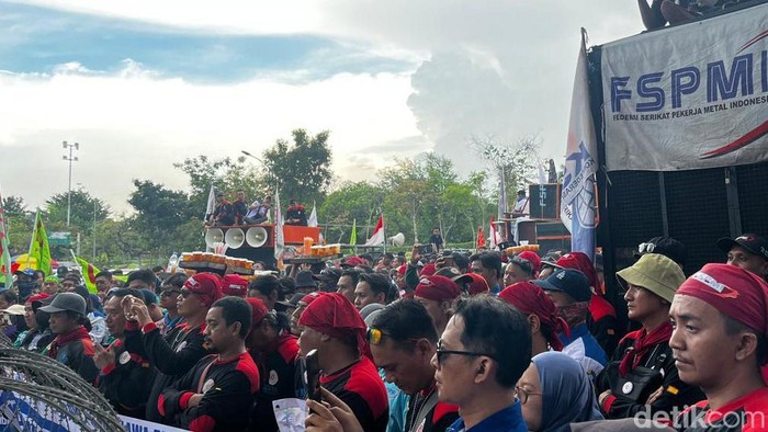 Demo buruh di Surabaya Demo buruh di Surabaya