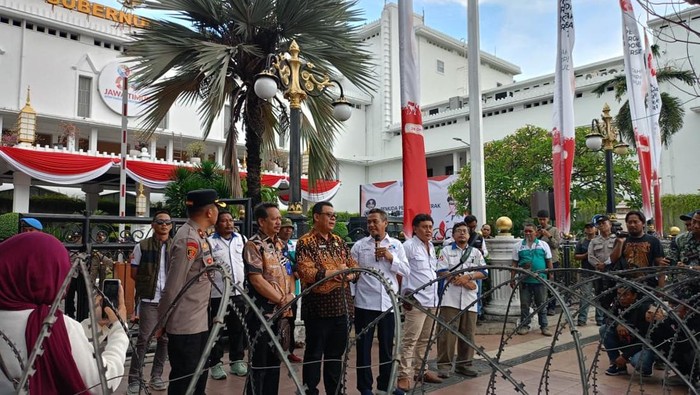 Demo buruh Surabaya Pernyataan Ketua FSPMI Jatim itu mengakhiri aksi demonstrasi buruh di Surabaya