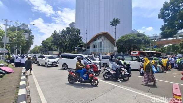 Demo guru di kawasan Monas. (Brigitta/detikcom) Demo guru di kawasan Monas. (Brigitta/detikcom)