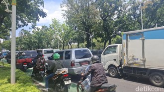 Jalan Medan Merdeka Selatan Jakpus Ditutup Imbas Demo Guru, Lalin Macet