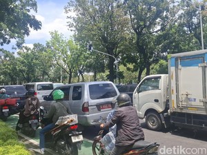 Jalan Medan Merdeka Selatan Jakpus Ditutup Imbas Demo Guru, Lalin Macet