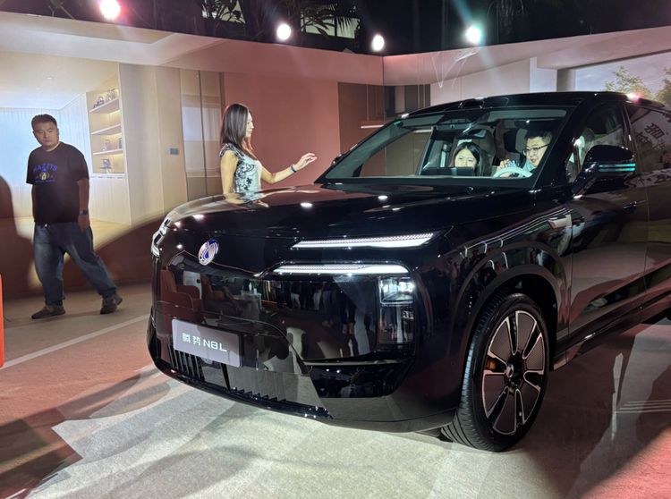 SUV Mewah Buat Orang Kaya Denza N8L yang Dijual Rp 700 Jutaan