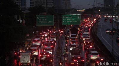 Penampakan Macet Panjang di Jalan TB Simatupang Usai Hujan Mengguyur