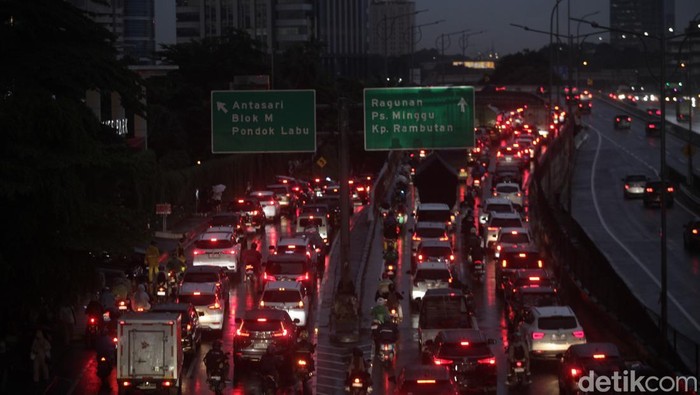 Diguyur Hujan, Jalan TB Simatupang Macet Parah Lalin Jl TB Simatupang, Jakarta, macet parah saat hujan melanda. Pantauan hari Kamis (30/10/2025), lalin terpantau padat merayap.