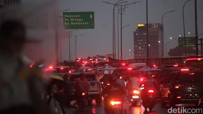 Lalin Jl TB Simatupang, Jakarta, macet parah saat hujan melanda. Pantauan hari Kamis (30/10/2025), lalin terpantau padat merayap.