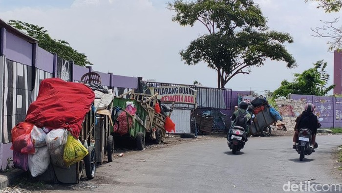 DLHK Kabupaten Sidoarjo memperketat pengawasan terhadap pembuangan sampah liar di berbagai titik rawan. DLHK Kabupaten Sidoarjo memperketat pengawasan terhadap pembuangan sampah liar di berbagai titik rawan.