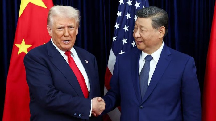 Donald Trump berjabat tangan dengan Xi Jinping saat mereka bertemu untuk pembicaraan perdagangan Donald Trump berjabat tangan dengan Xi Jinping saat mereka bertemu untuk pembicaraan perdagangan. (Reuters: Evelyn Hockstein)