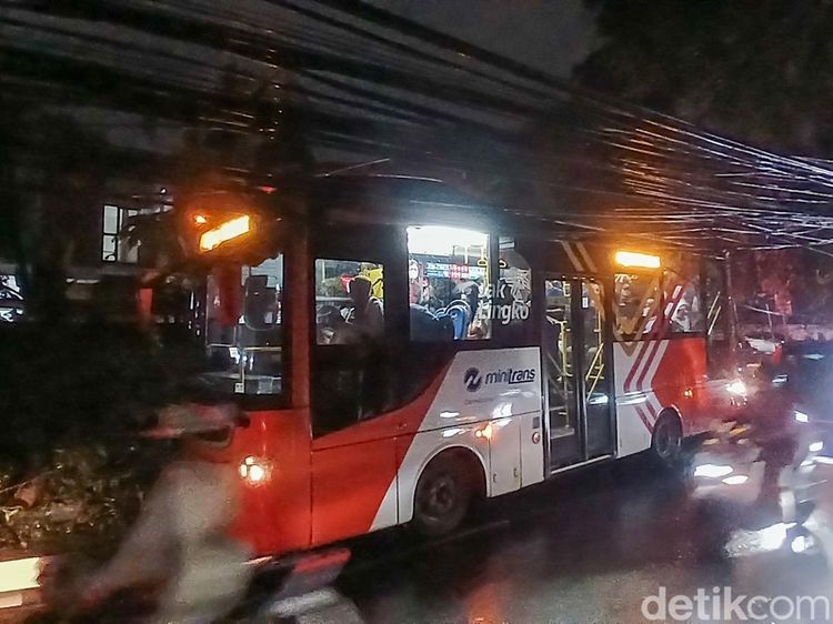 Duh, Tiang Miring di Dharmawangsa X Jaksel Bikin Minitrans Tak Bisa Lewat