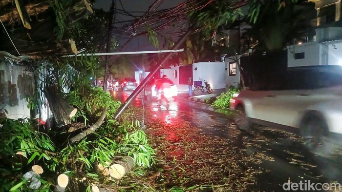 Tiang miring di Jalan Darmawangsa X, Jaksel, imbas pohon tumbang, Kamis (30/10/2025).