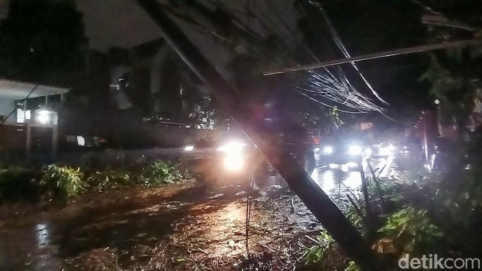 Tiang miring di Jalan Darmawangsa X, Jaksel, imbas pohon tumbang, Kamis (30/10/2025).