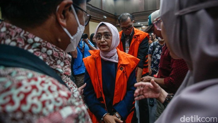 Eks Dirut ASDP Dituntut 8,5 Tahun Penjara dalam Kasus Akuisisi PT Jembatan Nusantara Mantan Direktur Utama ASDP Indonesia Ferry (Persero) Ira Puspadewi saat mengikuti persidangan di Tipikor, Jakarta, Kamis (30/10/2025).