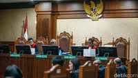 Ira dihadapkan pada tuntutan pidana selama 8 tahun 6 bulan terkait dengan aksi akuisisi saham PT Jembatan Nusantara (PT JN) pada periode 2019 hingga 2022, yang dilakukan bersama sejumlah pihak. Selain hukuman penjara, Ira juga dituntut agar membayar denda sebesar Rp500 juta, yang jika tidak dibayarkan akan diganti dengan pidana kurungan selama 4 bulan.