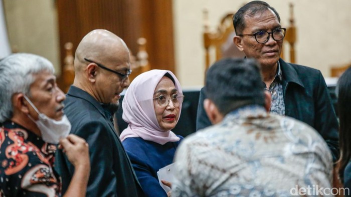 Apa Beda Rehabilitasi Seperti Didapat Ira Puspadewi Vs Abolisi pada Tom Lembong?