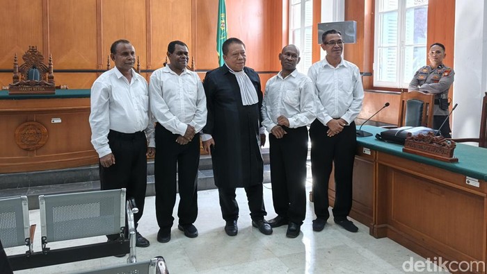 Empat petinggi NFRPB terdakwa kasus makar saat menghadiri sidang di Pengadilan Negeri (PN) Makassar. Empat petinggi NFRPB terdakwa kasus makar saat menghadiri sidang di Pengadilan Negeri (PN) Makassar.