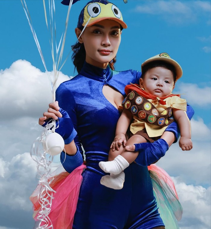 Erika Carlina foto bareng baby Andrew dan DJ Bravy pakai kostum karakter film Up.