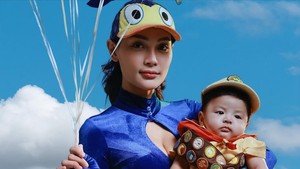 Erika Carlina mengatakan kebahagiaan sejatinya kini datang dari melihat wajah anak, bukan dari lantai dansa. Foto: Instagram @eri.carl/ fotografer @aldosinarta