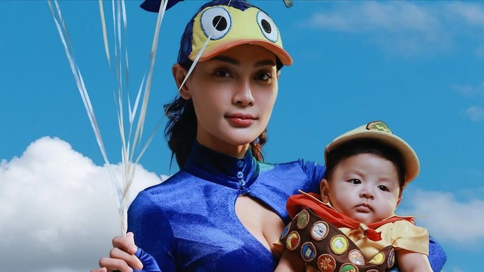 Erika Carlina foto bareng baby Andrew dan DJ Bravy pakai kostum karakter film Up.