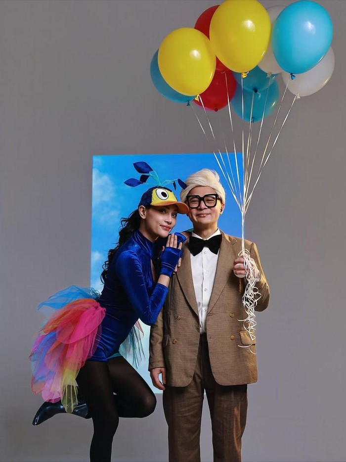 Erika Carlina dan anak Erika Carlina foto bareng baby Andrew dan DJ Bravy pakai kostum karakter film Up.