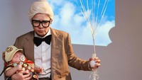 DJ Bravy tampil menjadi kakek Carl Fredricksen. Gaya DJ Bravy total banget dengan memakai wig berwarna putih, kacamata kotak dan besar, serta has coklat muda. Foto: Instagram @eri.carl/ fotografer @aldosinarta DJ Bravy tampil menjadi kakek Carl Fredricksen. Gaya DJ Bravy total banget dengan memakai wig berwarna putih, kacamata kotak dan besar, serta has coklat muda. Foto: Instagram @eri.carl/ fotografer @aldosinarta