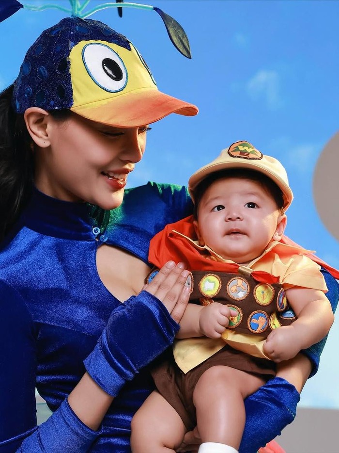 Erika Carlina dan anak Erika Carlina foto bareng baby Andrew dan DJ Bravy pakai kostum karakter film Up.