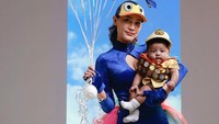 Baby Andrew bikin gemas memakai kostum karakter Russell. Baby Andrew yang digendong Erika Carlina memakai baju berwarna coklat seperti anak pramuka, lengkap dengan selempang dan berbagai macam pin. Foto: Instagram @eri.carl/ fotografer @aldosinarta Baby Andrew bikin gemas memakai kostum karakter Russell. Baby Andrew yang digendong Erika Carlina memakai baju berwarna coklat seperti anak pramuka, lengkap dengan selempang dan berbagai macam pin. Foto: Instagram @eri.carl/ fotografer @aldosinarta