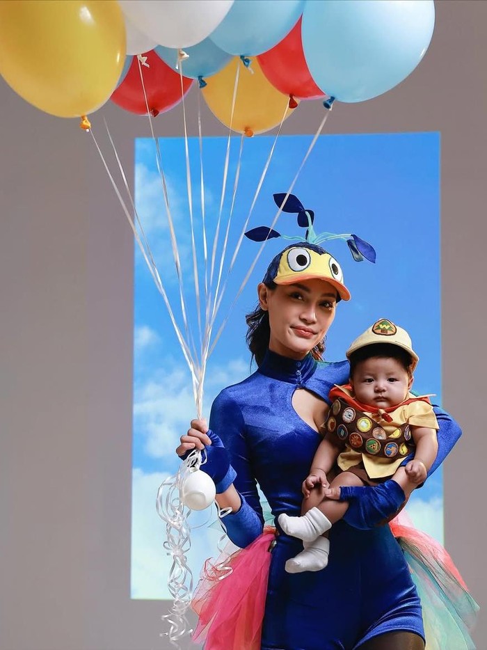 Erika Carlina dan anak Erika Carlina foto bareng baby Andrew dan DJ Bravy pakai kostum karakter film Up.