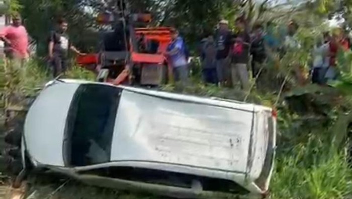 Evakuasi mobil masuk sawah di Demakijo, Klaten, Kamis (30/10/2025). Evakuasi mobil masuk sawah di Demakijo, Klaten, Kamis (30/10/2025).