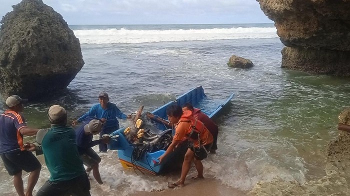Tim SAR saat mengevakuasi kapal nelayan yang terbalik di perairan Pantai Nglolang, Tanjungsari, Gunungkidul.