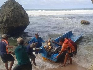 Perahu Terbalik Dihantam Ombak di Pantai Nglolang, 1 Nelayan Hilang