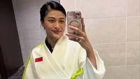 Fina Phillipe memperlihatkan lengan kirinya diperban. Acara serial Physical: Asia Netflix memang mengandalkan fisik. (Foto: dok Instagram lafinaa)