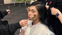 Fina Phillipe di-makeup dulu oleh tim. Saat-saat menjadi kenangan, tulisnya di Instagram dilihat pada Kamis (30/10/2025). (Foto: dok Instagram lafinaa)