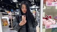 Ini momen kenangan Fina Phillipe jalan-jalan ke toko olahraga. (Foto: dok Instagram lafinaa)