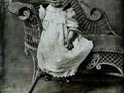 Foto Kostum Halloween Zaman Dulu Ini Menakutkan, Dijamin Bikin Merinding!