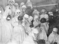 Foto Kostum Halloween Zaman Dulu Ini Menakutkan, Dijamin Bikin Merinding!