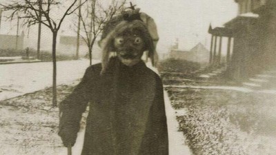 Foto Kostum Halloween Zaman Dulu Ini Menakutkan, Dijamin Bikin Merinding!