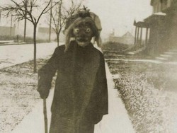 Foto Kostum Halloween Zaman Dulu Ini Menakutkan, Dijamin Bikin Merinding!