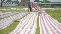 Aktivitas menjemur batik dilakukan untuk menjaga kualitas warna dan motif khas batik Pekalongan. Foto: ANTARA FOTO/Harviyan Perdana Putra Aktivitas menjemur batik dilakukan untuk menjaga kualitas warna dan motif khas batik Pekalongan. Foto: ANTARA FOTO/Harviyan Perdana Putra