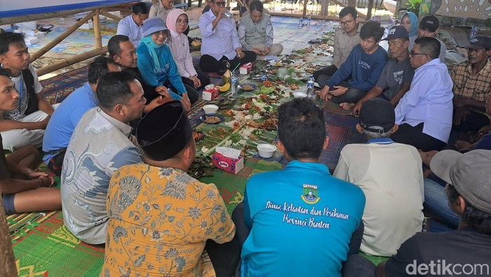 Gubernur Banten Andra Soni berdialog dengan kelompok nelayan di Desa Sukarame, Kecamatan Carita, Kabupaten Pandeglang. (Arief/detikcom).