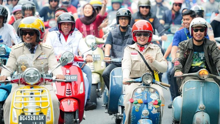 Gubernur dan Wagub Sulsel Andi Sudirman Sulaiman-Fatmawati Rusdi kompak naik vespa. Gubernur dan Wagub Sulsel Andi Sudirman Sulaiman-Fatmawati Rusdi kompak naik vespa.