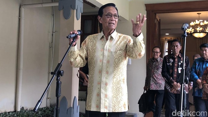 Gubernur DIY Sri Sultan Hamengku Buwono X di Kompleks Kepatihan, Kamis (30/10/2025). Gubernur DIY Sri Sultan Hamengku Buwono X di Kompleks Kepatihan, Kamis (30/10/2025).