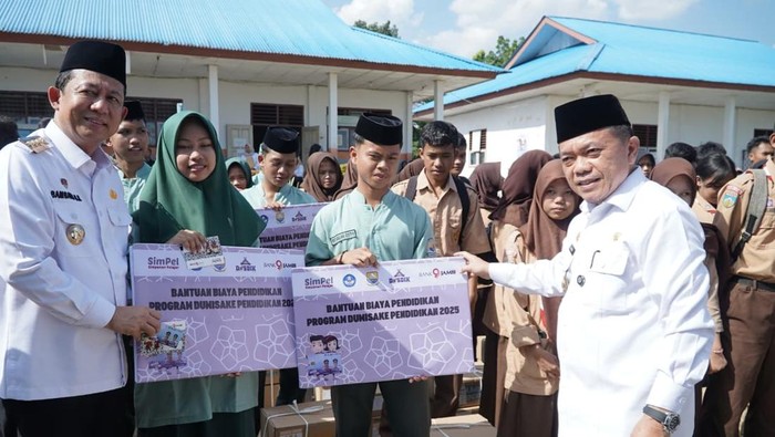 Gubernur Jambi Al Haris bersama Bupati Muaro Jambi BBS serahkan Dumisake