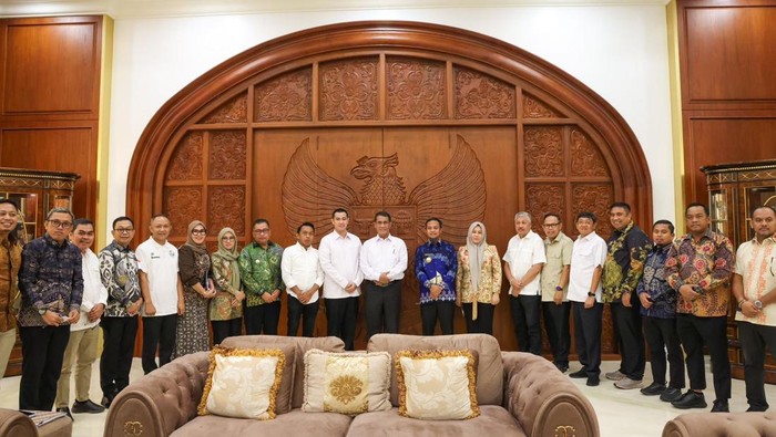 Gubernur-Wagub Sulsel Andi Sudirman Sulaiman dan Fatmawati Rusdi audiensi dengan Mentan Andi Amran Sulaiman. Gubernur-Wagub Sulsel Andi Sudirman Sulaiman dan Fatmawati Rusdi audiensi dengan Mentan Andi Amran Sulaiman.