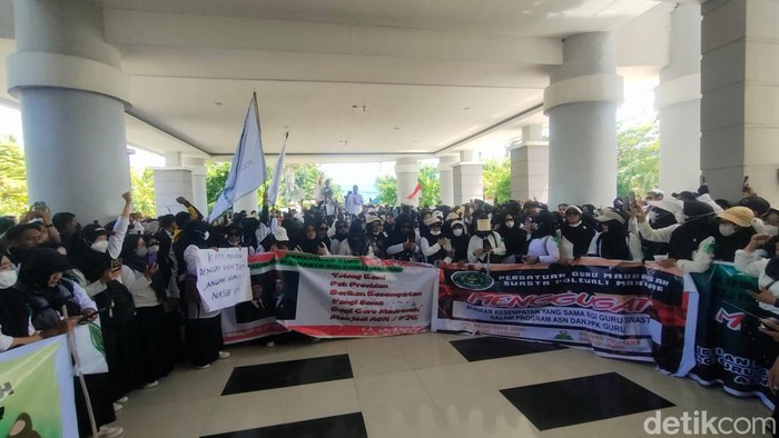 Guru honorer madrasah swasta di Polman menggeruduk DPRD Polman menuntut kesetaraan hak. Guru honorer madrasah swasta di Polman menggeruduk DPRD Polman menuntut kesetaraan hak.