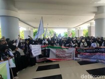 Guru Honorer Madrasah Swasta Geruduk Kantor DPRD Polman Tuntut Kesetaraan