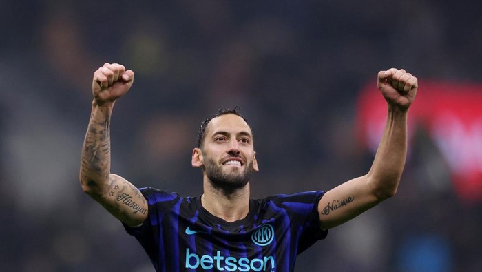 Soccer Football - Serie A - Inter Milan v Fiorentina - San Siro, Milan, Italy - October 29, 2025 Inter Milans Hakan Calhanoglu celebrates scoring their third goal REUTERS/Claudia Greco