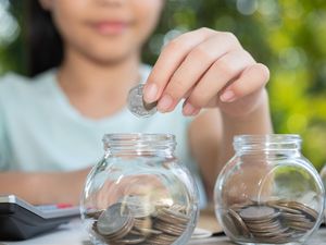 Nggak Tega Lihat Pelanggan Bayar Pakai Koin, Kurir Ini Beri Makanan Gratis